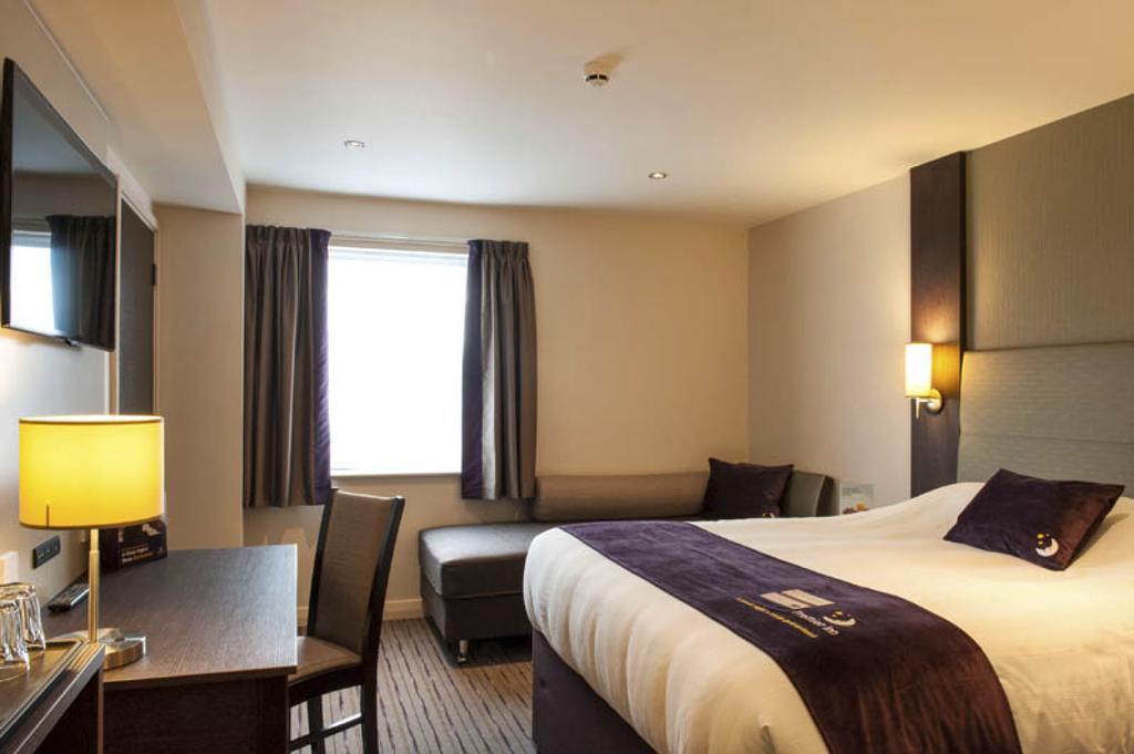 Premier Inn オールダーショット エクステリア 写真