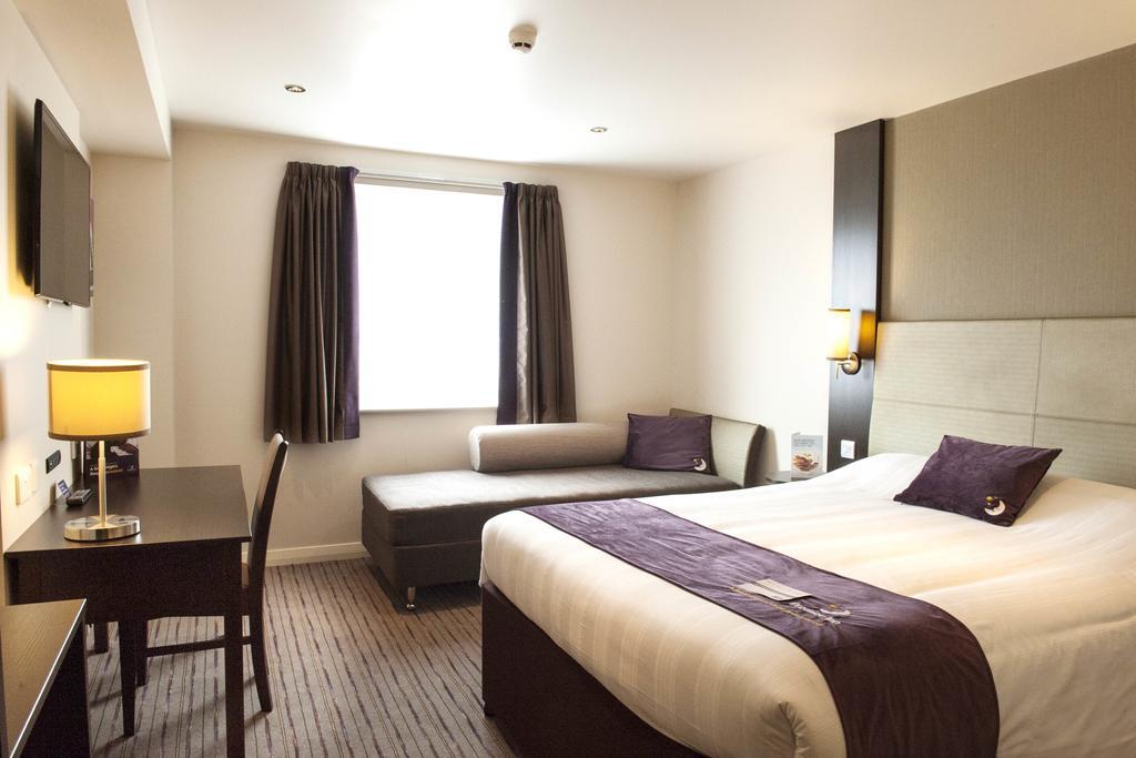 Premier Inn オールダーショット エクステリア 写真