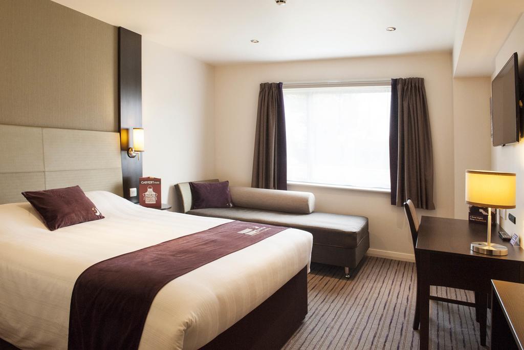 Premier Inn オールダーショット エクステリア 写真