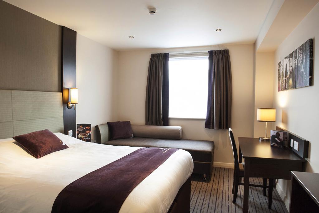 Premier Inn オールダーショット エクステリア 写真