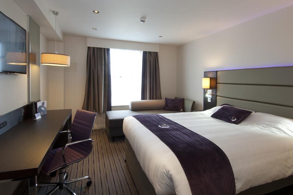 Premier Inn オールダーショット エクステリア 写真