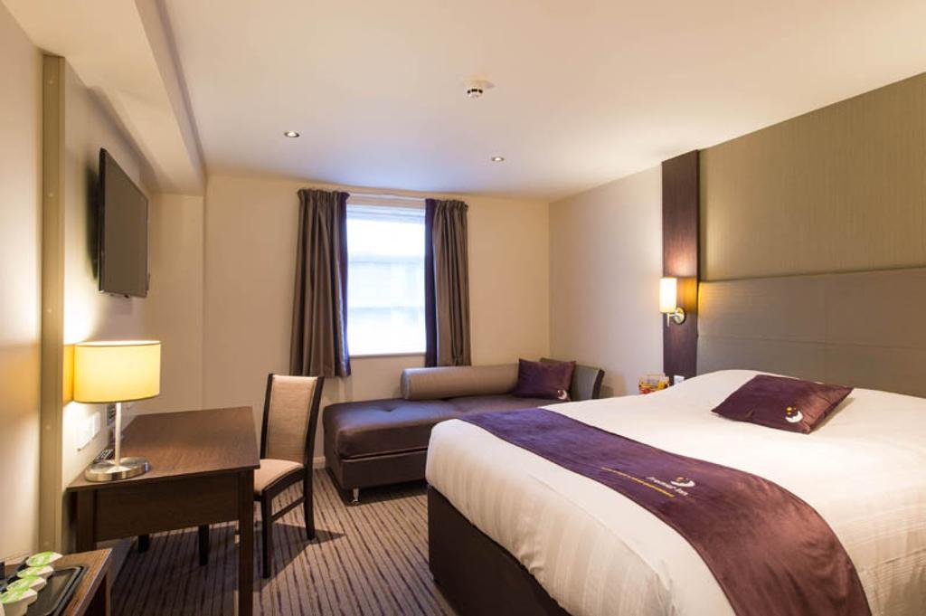 Premier Inn オールダーショット エクステリア 写真