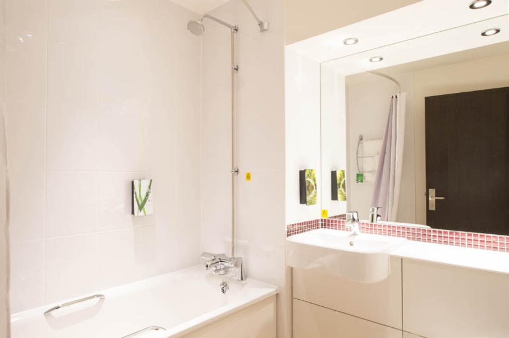 Premier Inn オールダーショット エクステリア 写真
