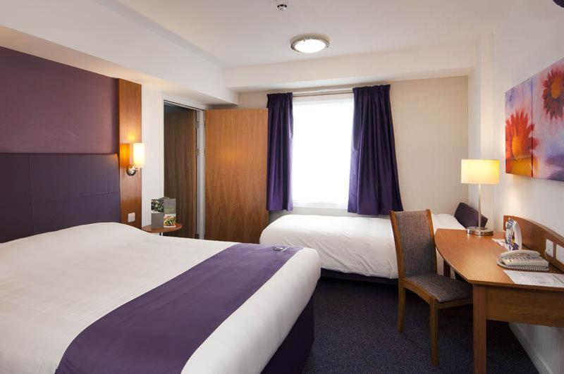 Premier Inn オールダーショット エクステリア 写真