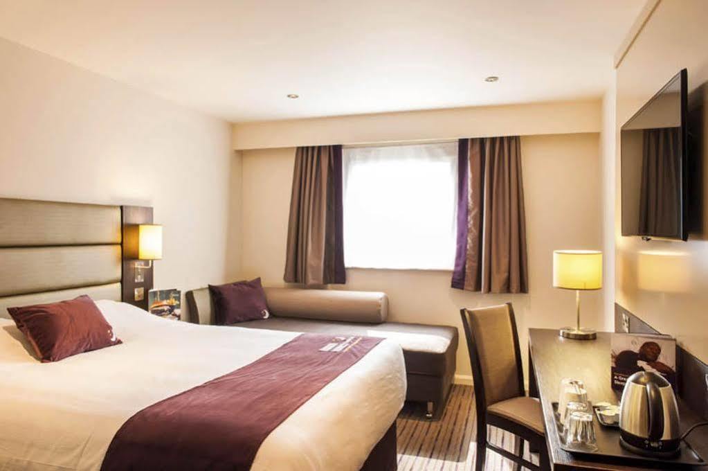 Premier Inn オールダーショット エクステリア 写真